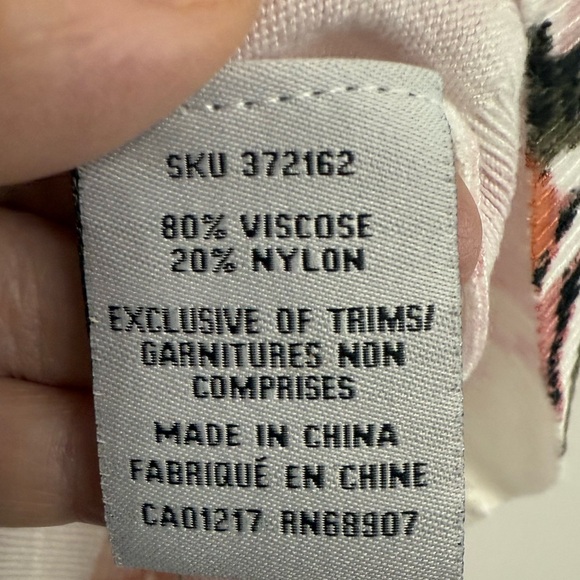 Le chateau Size Medium White Short Sleeve Lightweight Knit Diagonal Floral Print - Picture 10 of 11